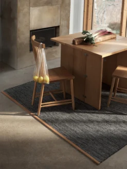 Design House Stockholm Björk Vloerkleed Groot Donker Grijs -Huishoudtextiel Winkel 14207 02 4 EnvironmentImage d167f3c185 scaled