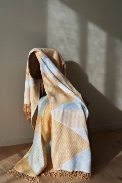 Metric Focus No. 2 Katoenen Plaid 130x185 Cm -Huishoudtextiel Winkel 504927 01 20 EnvironmentImage 3 741ac6eebb scaled