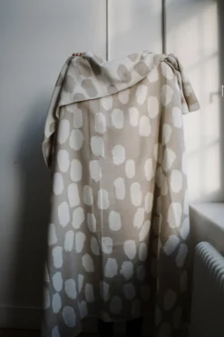 Dots Deken 140x180 Cm 8 Dots Deken 140x180 Cm -Huishoudtextiel Winkel 506965 01 13 EnvironmentImage 5be4767048 scaled