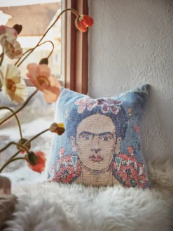 Frida Kahlo Kussenhoes 40x40 Cm -Huishoudtextiel Winkel 512290 01 2 EnvironmentImage 072a062ff3 scaled