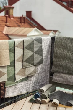 Rime Kunststof Vloerkleed Grijs -Huishoudtextiel Winkel 515721 01 4 EnvironmentImage a975f298f5 scaled