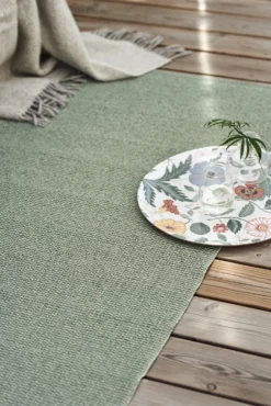 Mellow Kunststof Vloerkleed Groen -Huishoudtextiel Winkel 515749 01 4 EnvironmentImage f22b11b448 scaled